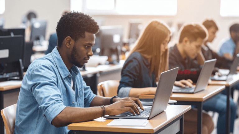 Prefeito Assina Ordem de Serviço para Sala de Tecnologia e Restruturação de Pátio de Escola em Naviraí