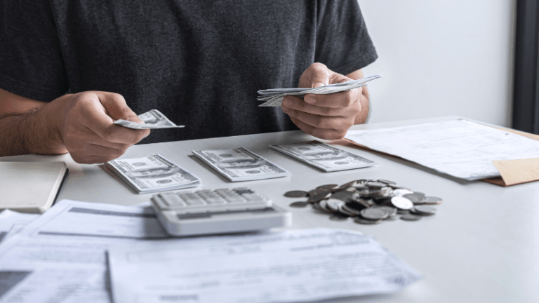 Endividamento: como sair do ciclo de juros e atraso Danilo Regis Fernando Pinto explica como sair do ciclo de endividamento, evitando juros, atrasos e retomando o controle das finanças.