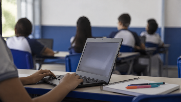 IA nas escolas de Mato Grosso do Sul: o que muda para estudantes de Naviraí com a parceria entre Governo de MS e Google